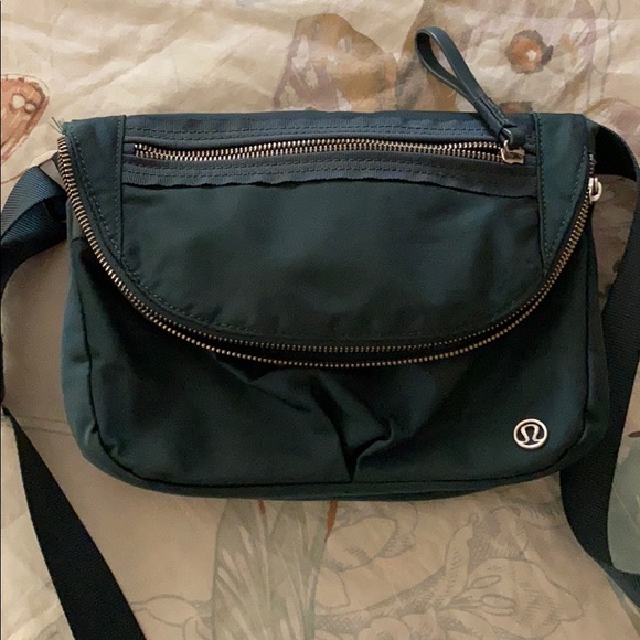 lululemon athletica Handbags - EUC lily lemon festival bag